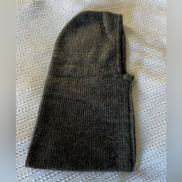 Grey beanie - Picture 5 of 9